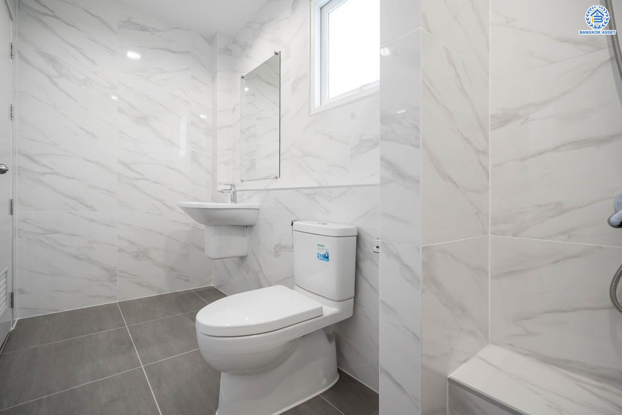 บ้านมือสองตกแต่งใหม่ โครงการ เพอร์เฟคมาสเตอร์พีซ รัตนาธิเบศร์ หลังใหญ่กว่า 91.4 ตร.ว. ฟังก์ชัน 3 ห้องนอน 5 ห้องน้ำ 1 ห้องแม่บ้าน จอดรถได้ 2 คัน พร้อมบรรยากาศโครงการสุด Luxury บนทำเลเชื่อมต่อทุกการเดินทาง ใกล้รถไฟฟ้าสายสีม่วง "สถานีไทรม้า" และจุดขึ้นทางด่วน "งามวงศ์วาน"